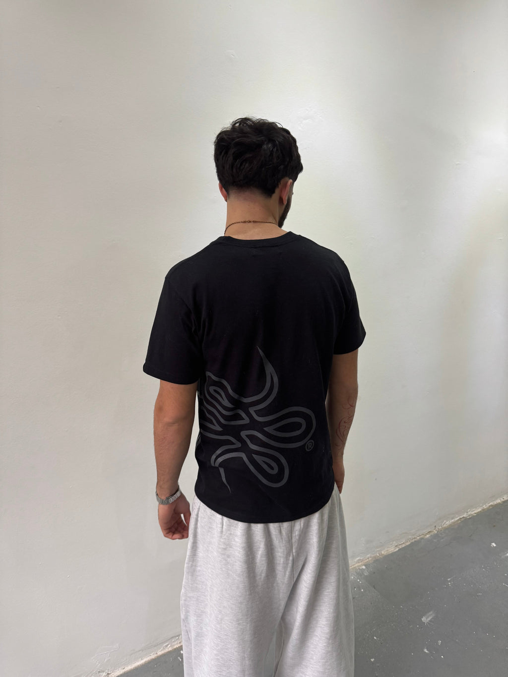 Remera "Trigrama" (Negro) - M.V.