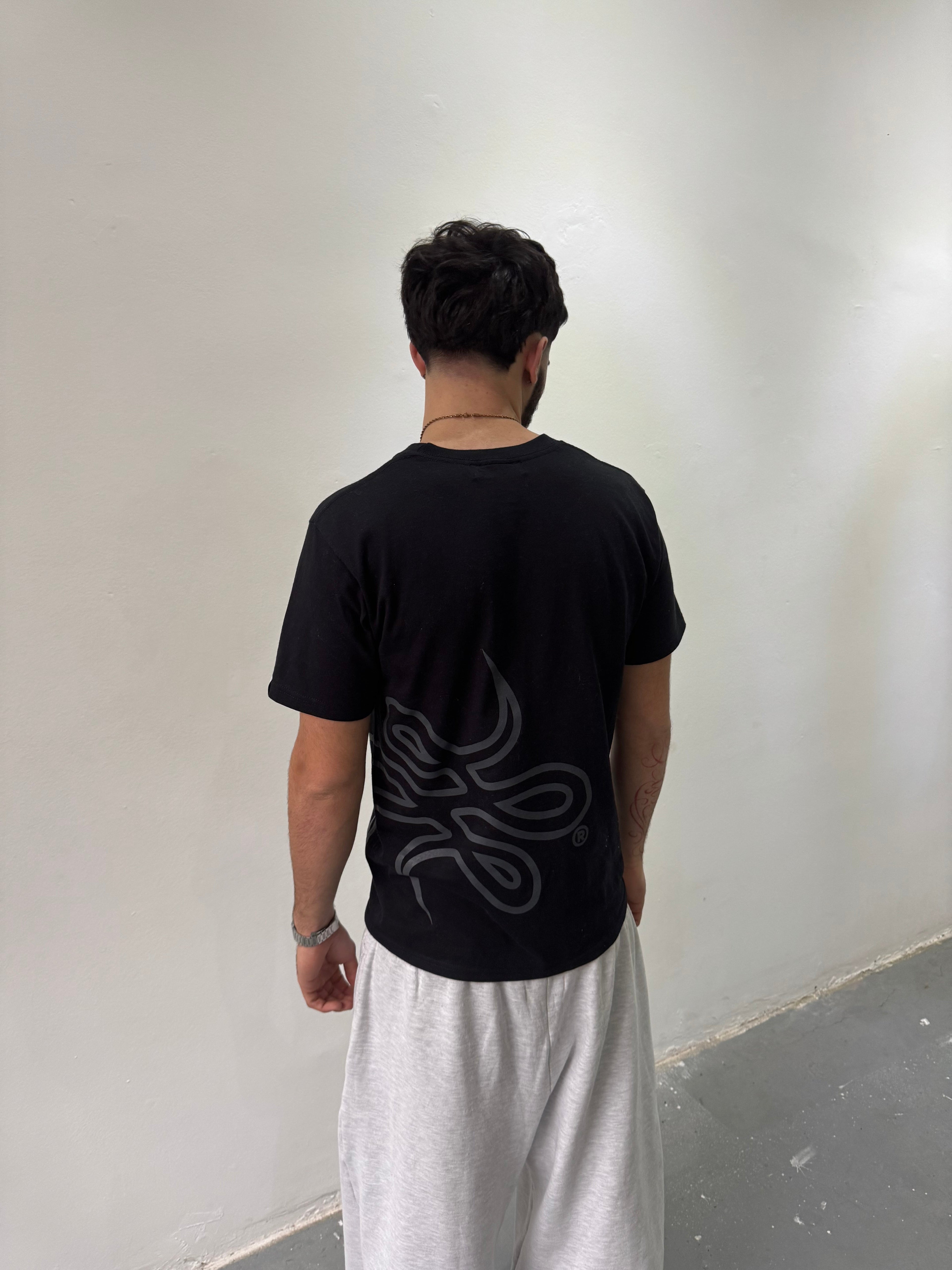 Remera "Trigrama" (Negro) - M.V.