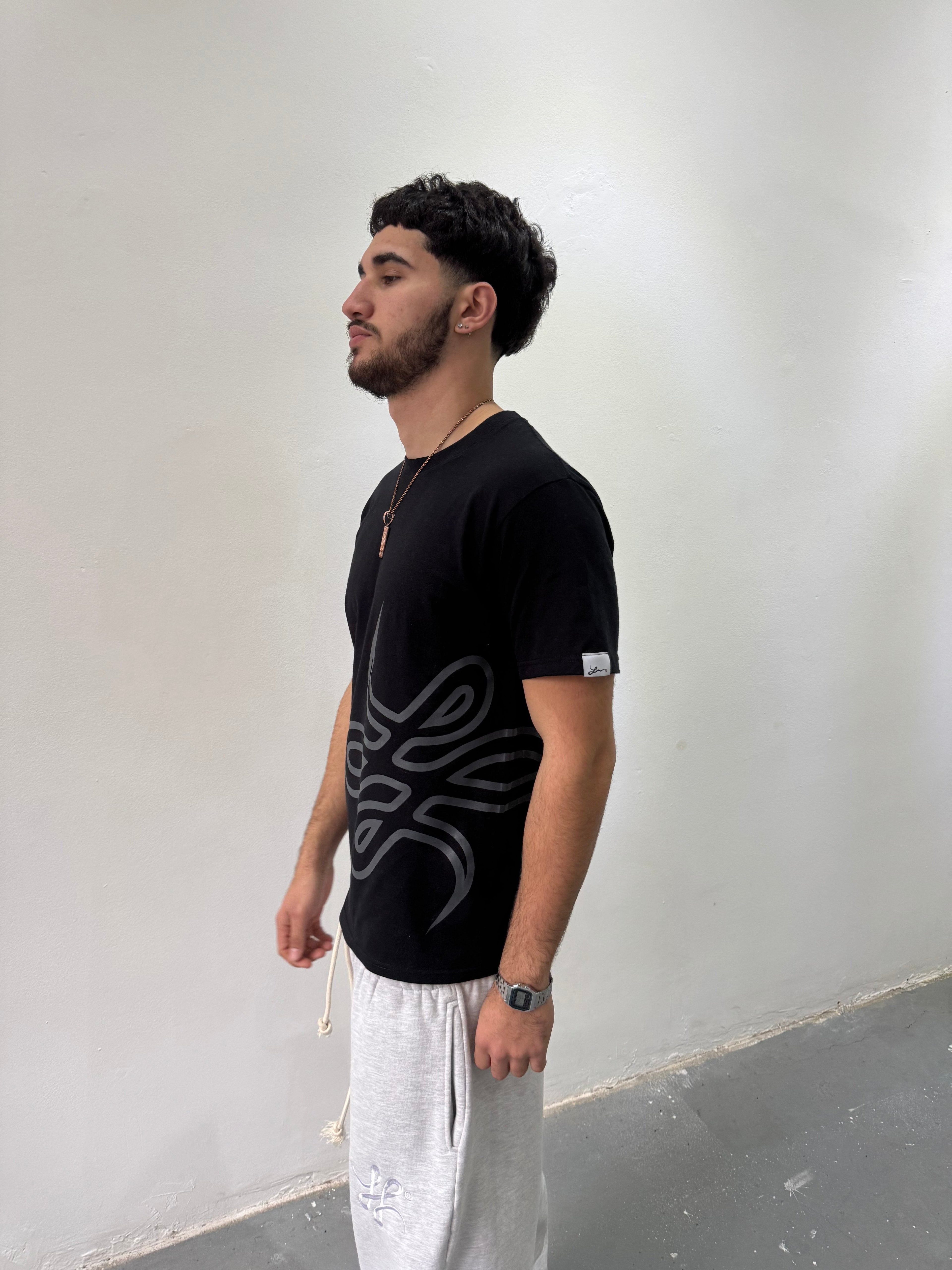 Remera "Trigrama" (Negro) - M.V.