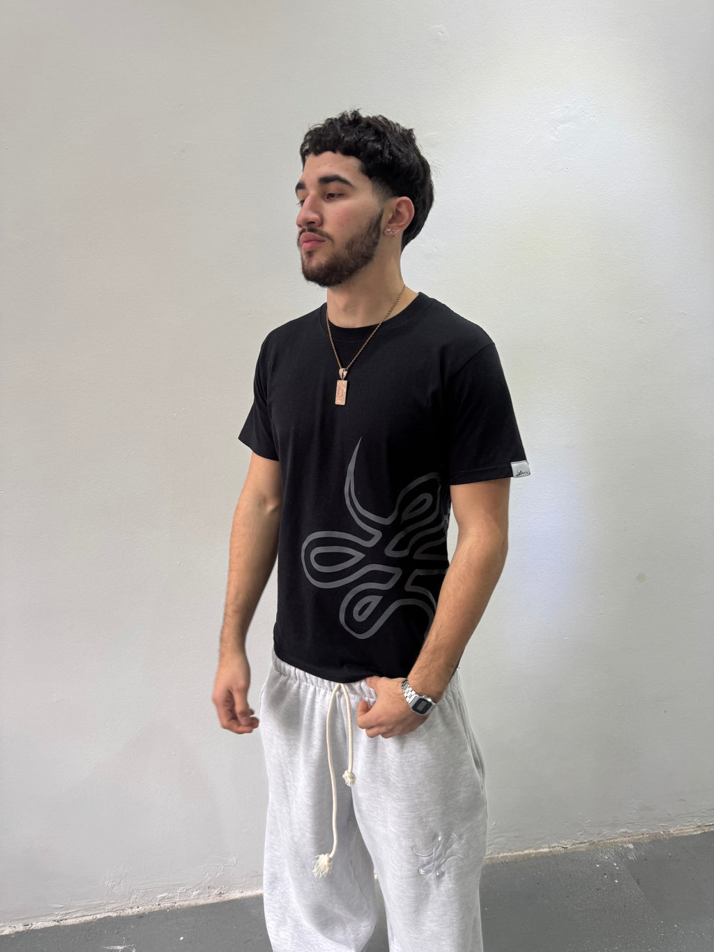 Remera "Trigrama" (Negro) - M.V.