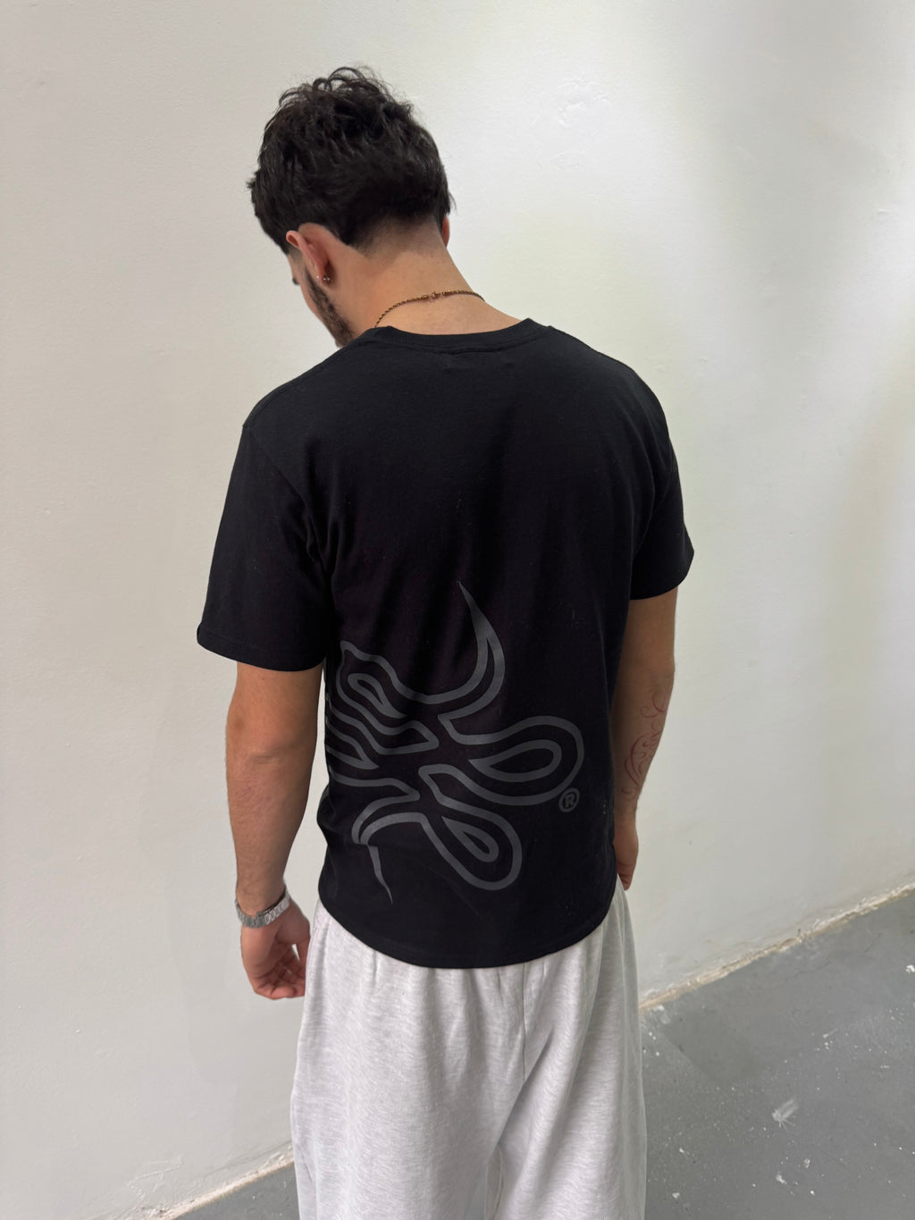 Remera "Trigrama" (Negro) - M.V.