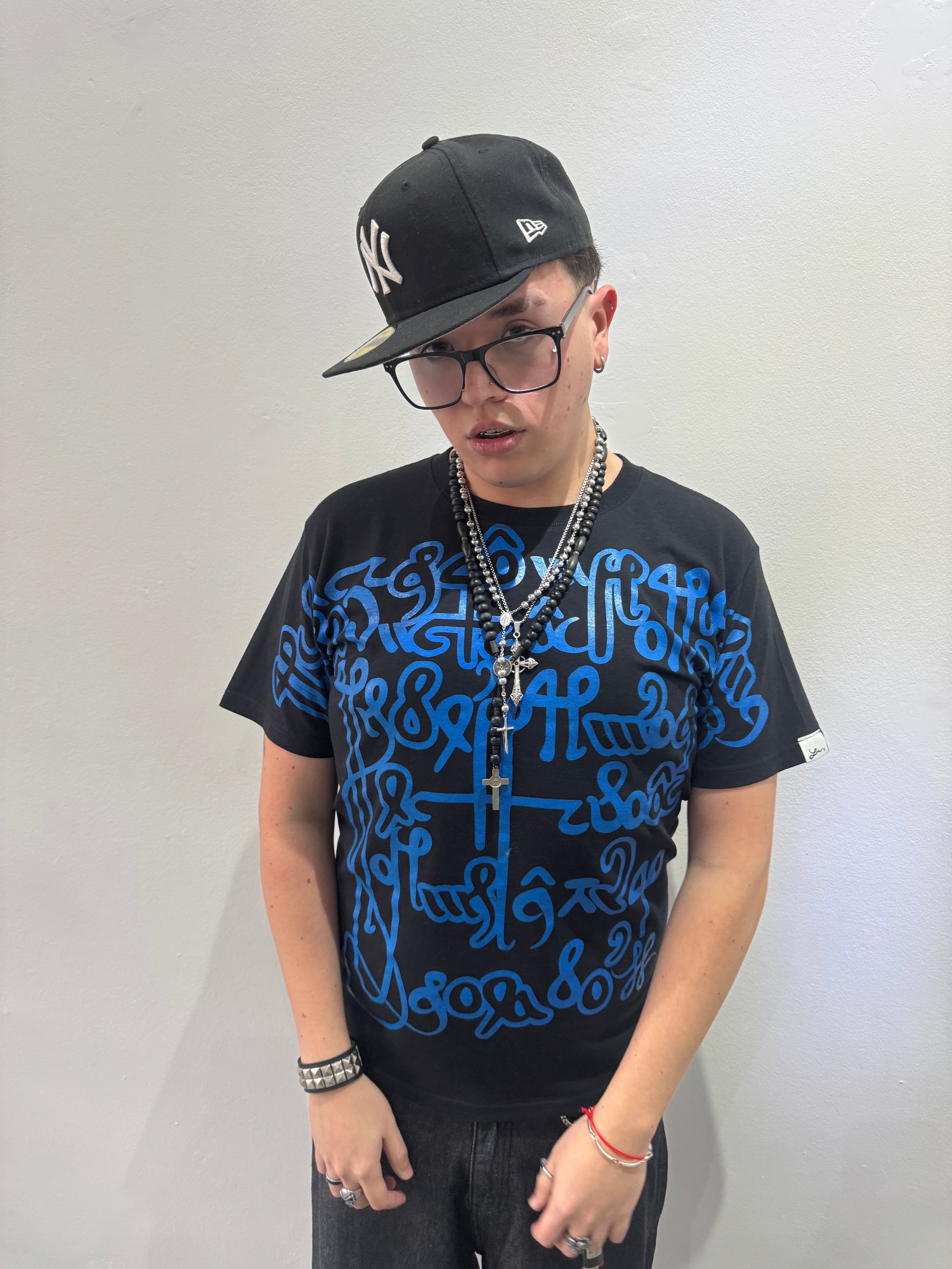 Remera Full Print "Escrituras" (Negro) - M.V.