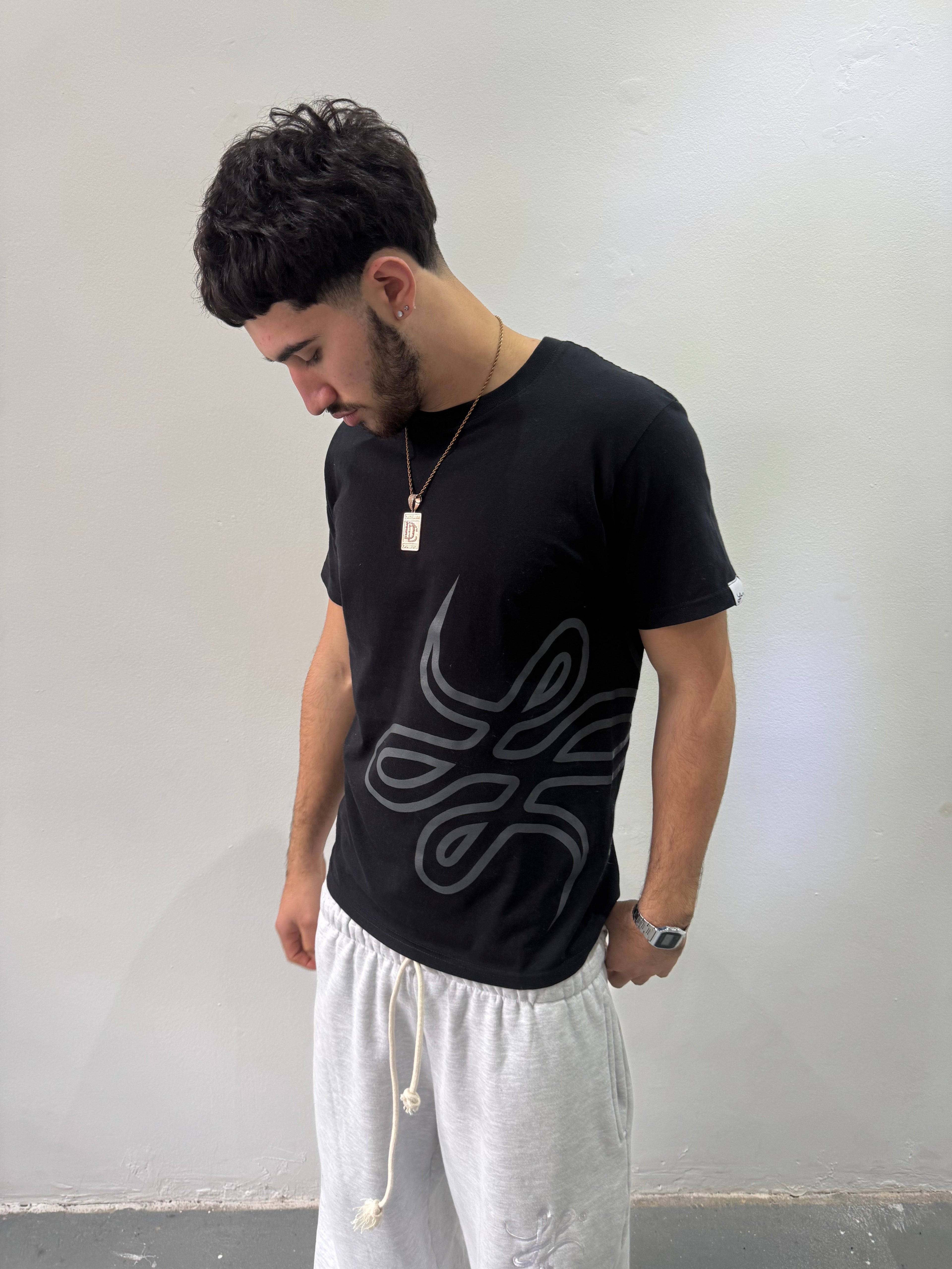 Remera "Trigrama" (Negro) - M.V.