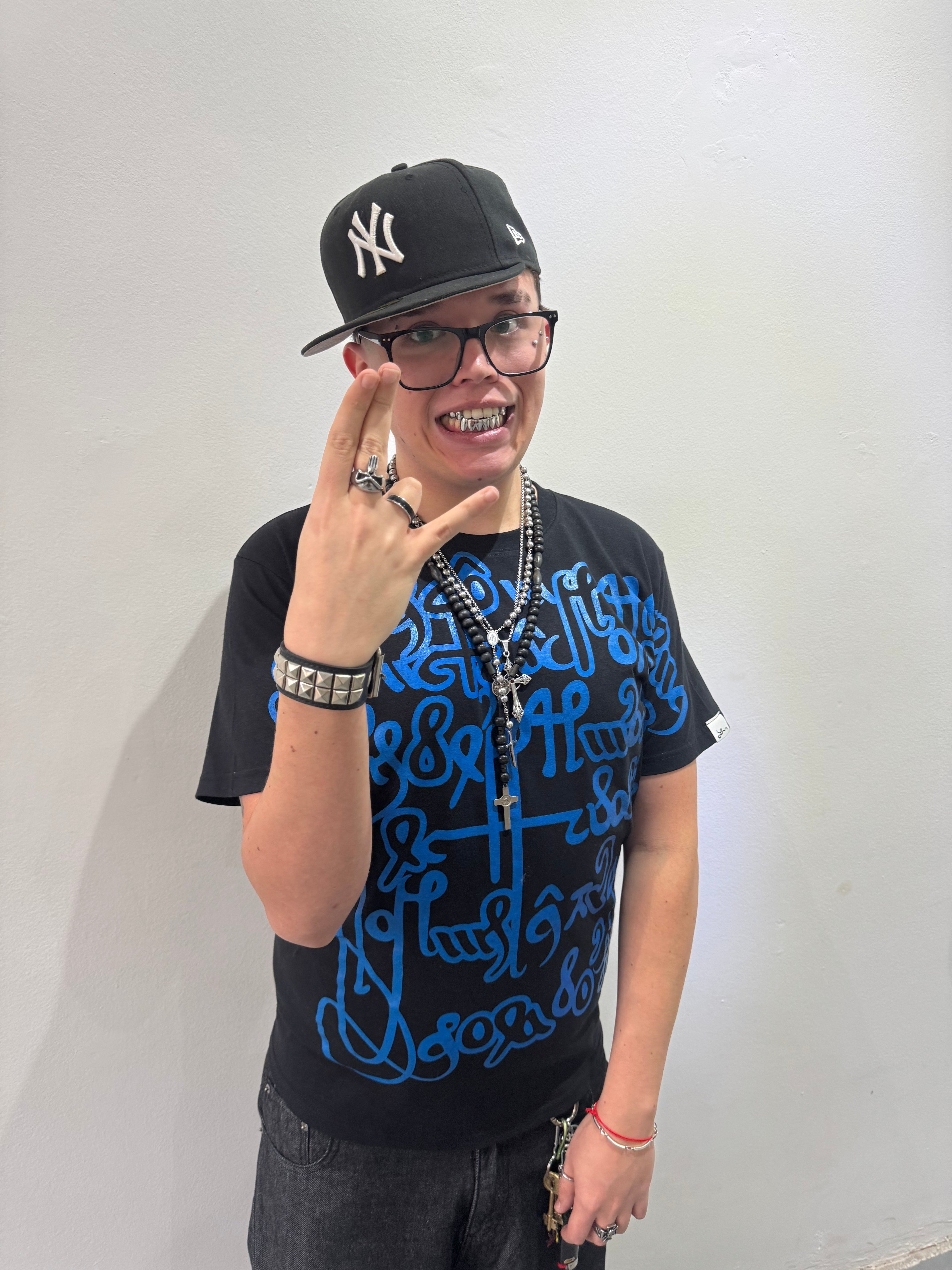 Remera Full Print "Escrituras" (Negro) - M.V.
